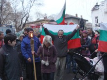 Запалена факла и нови протести пред сградата на EVN в Пловдив!