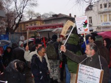 Около 50 души, въоръжени с "брадви", протестираха пред EVN В Пловдив