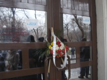 Портрет на Левски и венец "Стига монополи" на протеста срещу EVN