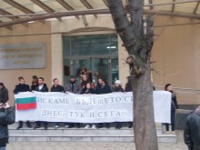 Протестът тръгна със слабо шествие на студентите
