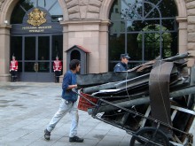 Пиян мъж с пистолет и нож заловиха пред Президентството