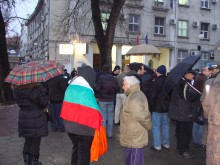 Протестите срещу EVN продължават и в дъжда, скандалите също