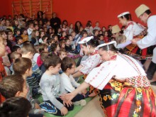 В ЦДГ "Албена" представиха фолклорния спектакъл "Живи корени"