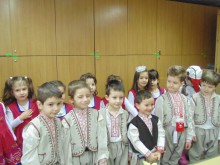 Деца закичиха с мартенички служителите на "Северен"