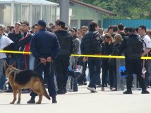 Феновете на Ботев и Локо започнаха да влизат на стадиона под засилена охрана