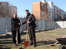 Кметът направи първа копка на един от 5-те центъра от семеен тип