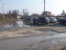Кратери и ями зеят по улици в "Беломорски". Запълват ги скоростно