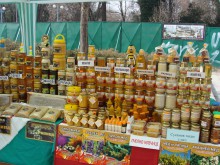 Откриха "Пролетния базар на меда и пчелните продукти" пред Пощата