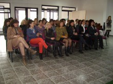 Ученици от ОУ "Елин Пелин" поздравиха дамите от администрацията на "Западен"