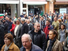 Кордон от полицаи спря протестиращите преди Централна гара в Пловдив