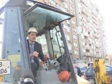 Кметът се качи на багер и даде старт на реконструкцията на ул."Никола Войновски"