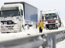 Снежни бури и студове продължават да сковават Централна Европа