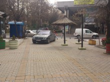 Наглец паркира мерцедеса си на тротоара срещу Дома на техниката