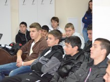 Студенти изнесоха исторически урок на децата от Локо
