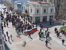 Стотина души протестират в Центъра на Пловдив