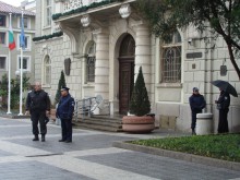 Заплашилият да се самозапали зрелищно пред Общината не се появи