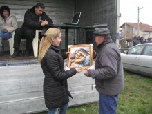 Катя Алова връчи награди, осигурени от ПП ГЕРБ за днешните кушии в Съединение