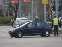 Катастрофа затрудни движението на оживено кръстовище в Пловдив
