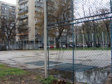 Падна част от ограда на площадка, за щастие няма пострадали