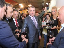 Откриха "Винария 2013" с винена наздравица от щанда на "Винпром Пещера"