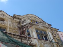 Започна реконструкцията на фасадата на емблематична сграда в центъра на Пловдив