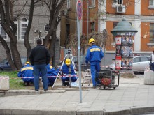 След дълги години чакане: В Пловдив започна монтирането на новите спирки!