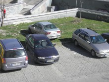 Наглец паркира в зелени площи при наличие на свободно паркомясто