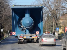 Гигантска турбина за ВЕЦ образува огромно задръстване