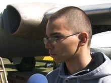 Пловдивски ученици се лишават от закуски, за да реставрират изтребител