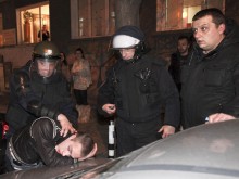 Екшън на бул. "Руски"! Юмрук в лицето на полицай заради силна музика!