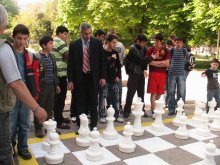 Александър Колев изигра партия шах с ученици