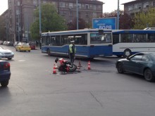 Помляха мотоциклетист на оживено пловдивско кръстовище