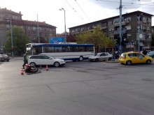Очевидци: Мотористът избяга, жената зад него пострада тежко