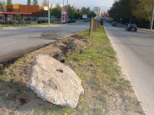 Камион помля разделителна ограда на Карловско шосе
