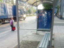 Издънка при монтажа на новите спирки, поправят я
