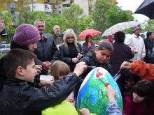 Благодатен великденски дъжд съпътства началото на празника на район "Тракия"