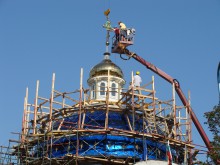Украински майстори вдигнаха позлатен кръст на църквата "Св. Николай"