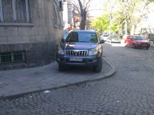 "Нагъл" джип блокира тротоар