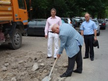 Започна изграждането на паркинг в "Южен", запълват и дупки