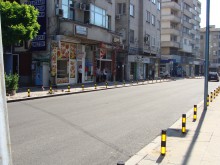 Отвориха за движение новоасфалтираната част от ул. "Гладстон"! Антипаркинг колчета срещу наглеците!