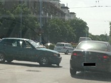 Поредна катастрофа на оживено кръстовище в Пловдив затрудни движението