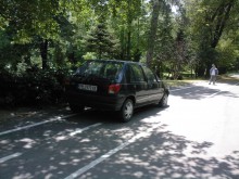 Само дни след откриването й, наглеци паркират върху новата алея на Бунарджика
