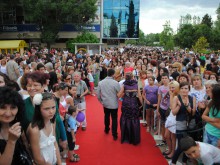 Кметът д-р Емил Караиванов изпрати зрелостниците от випуск 2013 на Асеновград