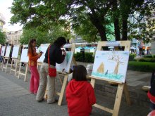 Деца подредиха рисунки на Главната