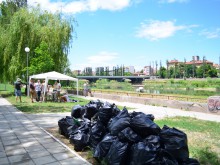 Доброволци чистиха коритото на река Марица в Пловдив