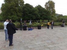 Младежи от ГЕРБ почистиха Братската могила