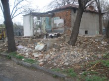Премахват опасна сграда в "Северен"