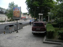 Читател: Джипът на шефа на лозаро-винарската камара има "запазено" ВИП място на тротоара на ул."Гладстон"