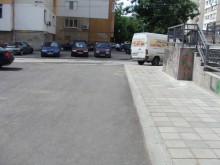 Продължават ремонтите на тротоари в "Северен"