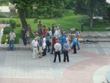 20-на човека протестираха срещу изграждането на подземния паркинг в Цар Симеоновата градина